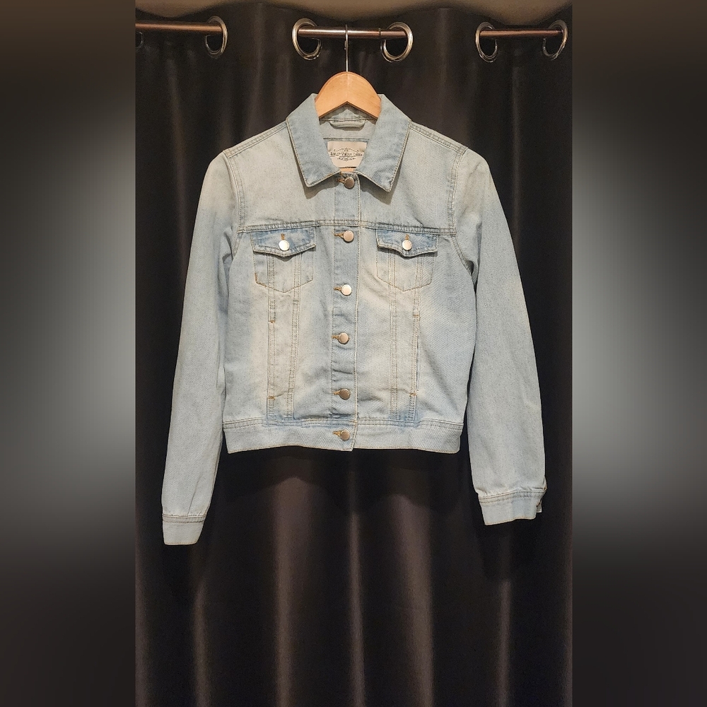 ASHLEY VINTAGE CHARM - Pale Wash Jean Jacket